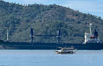 Dev yük gemisi Fethiye Körfezi'ne demirledi