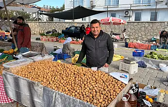 Fethiye Cuma Pazarı'nda ceviz satışı
