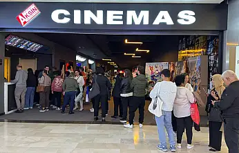 Fethiye'de 100 kadın Erasta AVM'de 'Adile' filmini izleyip örgü ördü