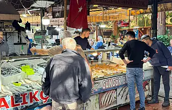 Fethiye'de balık sezonu bereketi: Tezgahların gözdesi küçük balıklar