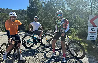 Fethiye'de bisiklet turu yapan grup Şubat ayında denize girdi