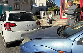 Fethiye'de iki araç çarpıştı maddi hasar oluştu