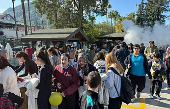 Fethiye'de okul bahçesinde renkli kermes