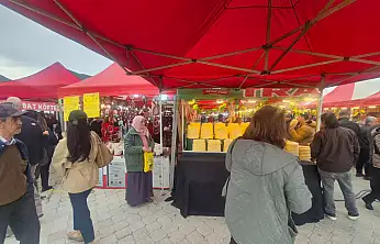 Fethiye Hamsi Festivali'nde yöresel lezzetlere yoğun ilgi: 'Şifa kaynağı kozalak pekmezi getirdik'