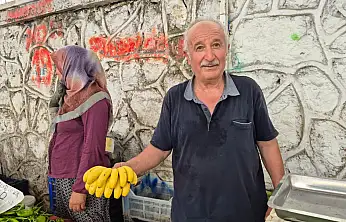 Kendi Ürettiği Muzu Özel Yöntemlerle Sarartıyor