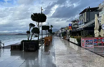 Olumsuz hava şartları Çalış Plajı'nı boş bıraktı