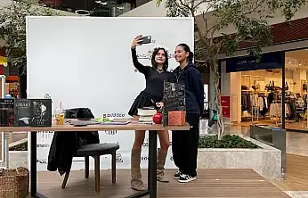 Yazar Aslı Arslan Fethiye'de hayranlarıyla buluştu