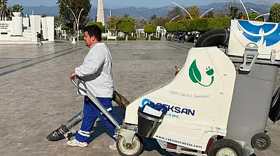 Beşkaza Meydanı'ndaki izmaritler 'Fil' ile temizleniyor