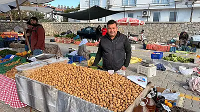 Fethiye Cuma Pazarı'nda ceviz satışı