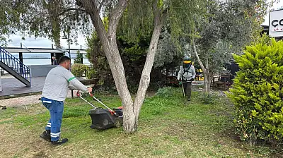 Fethiye'de 2. etap sahil bandında çim kesim çalışması