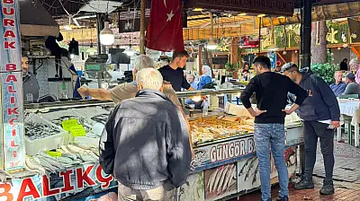 Fethiye'de balık sezonu bereketi: Tezgahların gözdesi küçük balıklar