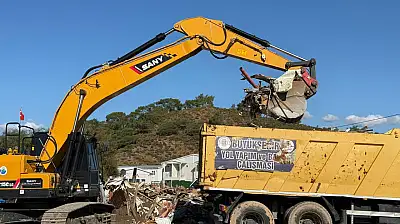 Fethiye'de Koca Çalış'taki kaçak kıyı işletmeleri yıkılıyor