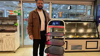 Restoranda Servis Robotu Kullanılıyor