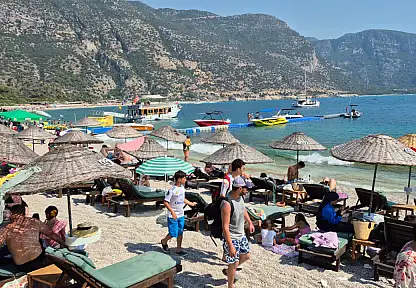 Ölüdeniz Kumburnu'nda Turist Yoğunluğu Sürüyor