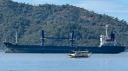 Dev yük gemisi Fethiye Körfezi'ne demirledi