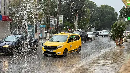Fethiye'de sağanak ve dolu etkili oluyor