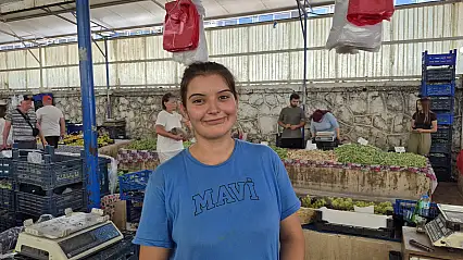 Gastronomi Mezunu Genç, Pazarda Ailesine Yardım Ediyor