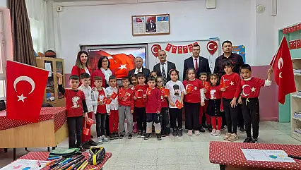 Seydikemer'de öğrenciler ikinci döneme 'Bayrak Sevgisiyle' başladı