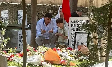 Başkan Karaca, Ferdi Zeyrek'i kabri başında dualarla andı
