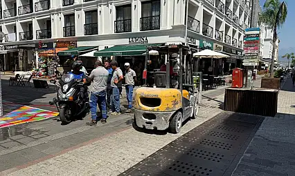 Dispanser Sokak'ta Banklar ve Çiçekler Kaldırıldı