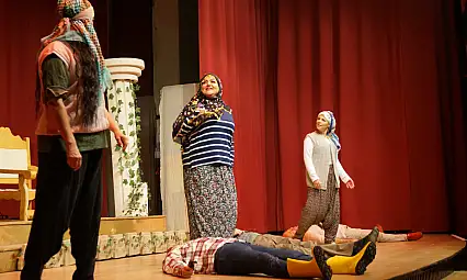 Fethiye'de 'Aşk Grevi' oyunu büyük ilgiyle izlendi