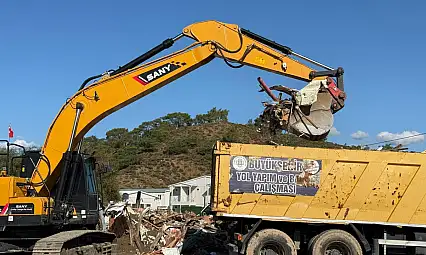 Fethiye'de Koca Çalış'taki kaçak kıyı işletmeleri yıkılıyor