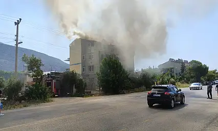 Fethiye Esenköy Yolu'nda Bir Evin Çatı Katında Yangın Çıktı