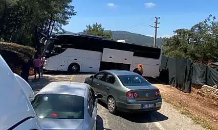 Kayaköy-Ölüdeniz Yolu'nda Otobüs Kazası: Uzun Araç Kuyrukları Oluştu