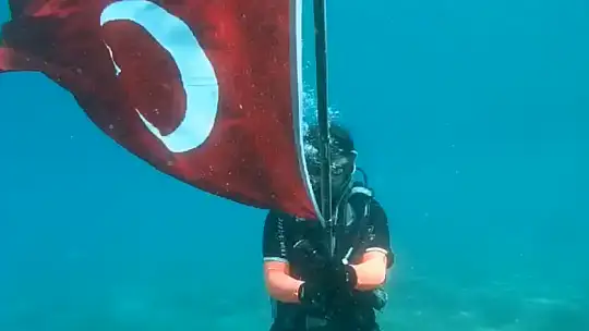 Dalgıç Bulut, 'Bayrağımızı suyun altında da dalgalandırdık'