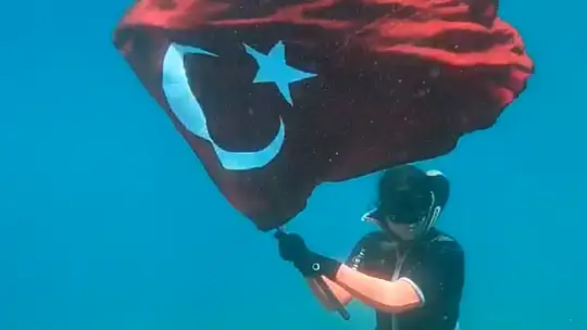 Dalgıç Bulut, 'Bayrağımızı suyun altında da dalgalandırdık'
