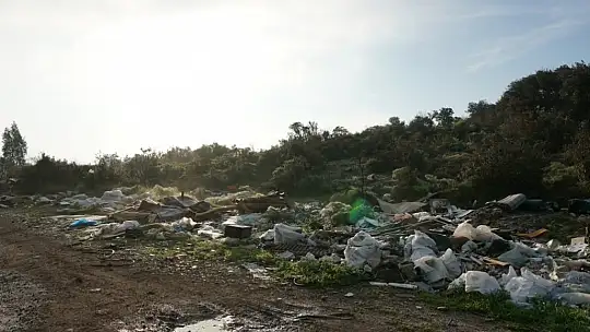 17 kamyon hafriyat ve çöp toplandı