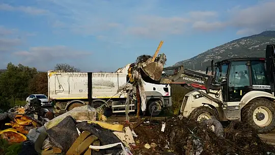 17 kamyon hafriyat ve çöp toplandı