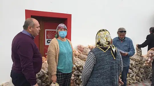 Demir'den, halka çuval çuval soğan, patates ikramı