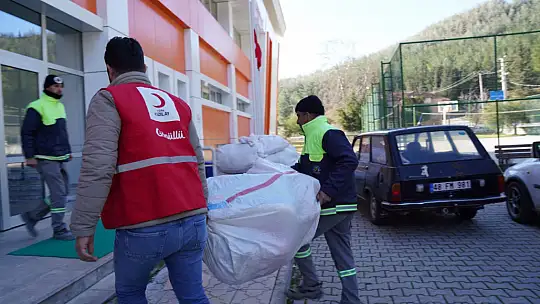 KAYMAKAM BÜYÜKER VE BAŞKAN OTGÖZ, DEPREMZEDELER İÇİN YARDIM EDEN HAYIRSEVERLERE TEŞEKKÜR ETTİ