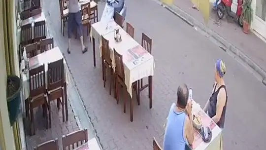 Güvenlik görevlisine saldırı kamerada