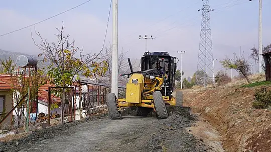 Seydikemer'de yol çalışmaları devam ediyor
