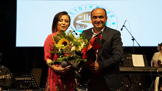 Ahmet Şafak Sevilen Şarkılarını Seydikemer'de Seslendirdi 