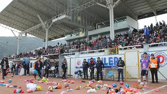 FETHİYESPOR TARAFTARI DEPREMZEDE ÇOCUKLARI UNUTMADI 