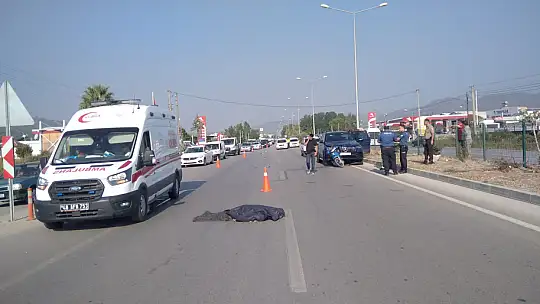 YABANCI PLAKALI LÜKS OTOMOBİL, MOTORSİKLETE ÇARPTI! 1 ÖLÜ