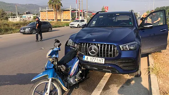 YABANCI PLAKALI LÜKS OTOMOBİL, MOTORSİKLETE ÇARPTI! 1 ÖLÜ