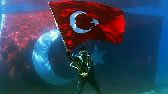 DENİZİN ALTINDA CUMHURİYET COŞKUSU