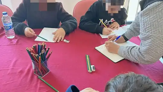 DEPREMZEDE ÇOCUKLAR ÖĞRETMENLER EŞLİĞİNDE ŞARKI SÖYLEDİ