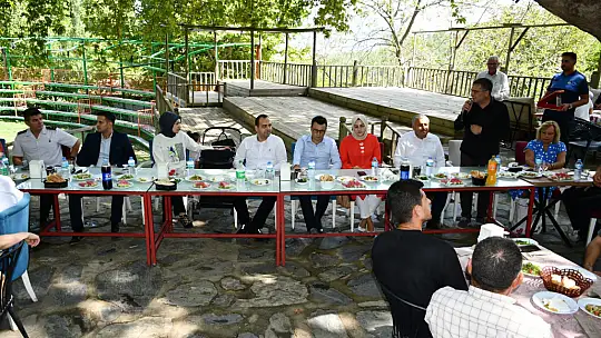 Deprem Bölgesine Atanan Kaymakam'a Veda Yemeği