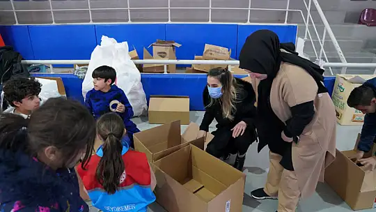 KAYMAKAM BÜYÜKER VE BAŞKAN OTGÖZ, DEPREMZEDELER İÇİN YARDIM EDEN HAYIRSEVERLERE TEŞEKKÜR ETTİ