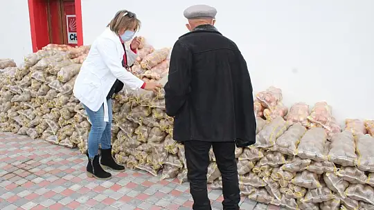 Demir'den, halka çuval çuval soğan, patates ikramı