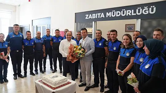 Başkan Akdenizli, Zabıta Ekipleriyle Pasta Kesti