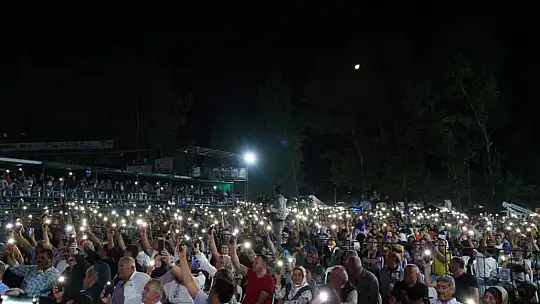 Ahmet Şafak Sevilen Şarkılarını Seydikemer'de Seslendirdi 