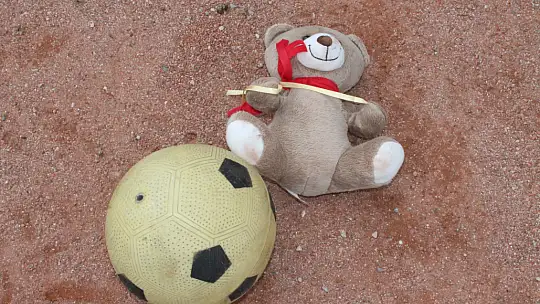 FETHİYESPOR TARAFTARI DEPREMZEDE ÇOCUKLARI UNUTMADI 