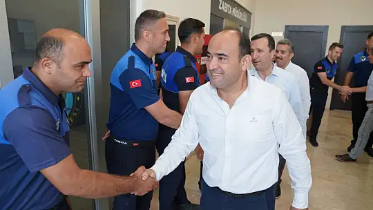Başkan Akdenizli, Zabıta Ekipleriyle Pasta Kesti