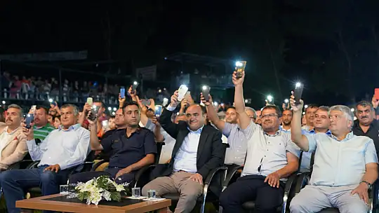 Ahmet Şafak Sevilen Şarkılarını Seydikemer'de Seslendirdi 